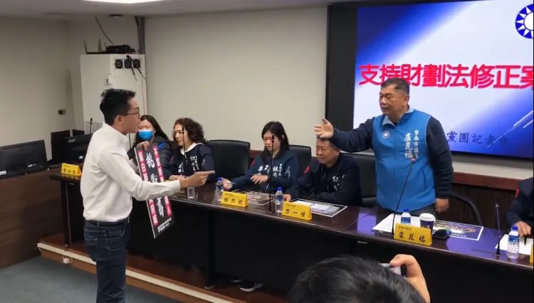 國民黨南市議會黨團今天舉行「支持財劃法修正案」記者會，李宗霖持挑戰書踢館。民眾提供