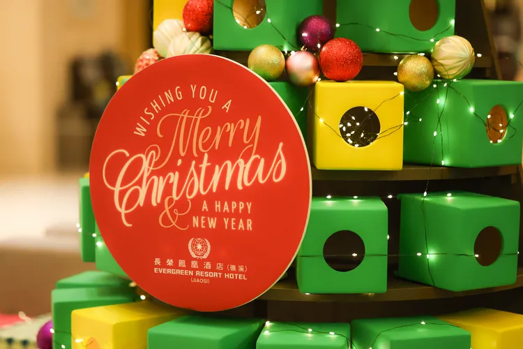 一層層的木盒乍看像是積木，實際上是使用客房退役面紙盒，以環保傳遞「永續與歡樂共存」的節慶理念。業者提供