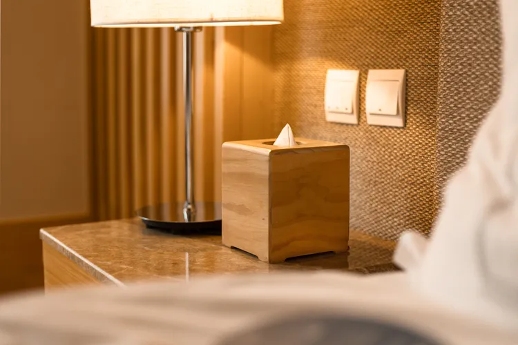 原客房內的木質面紙盒，今年聖誕節，這些面紙盒在淘汰後被重新賦予新生命展現永續利用的創意之美。業者提供