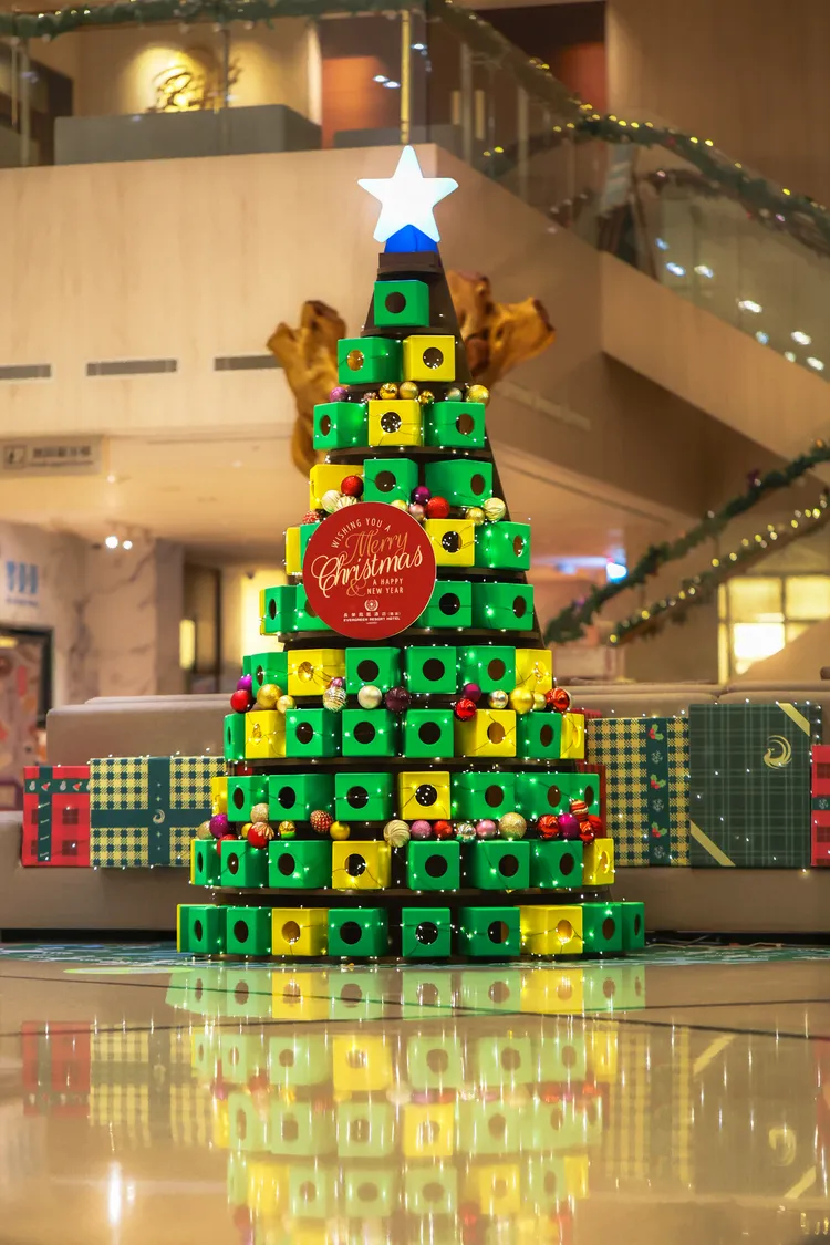 以環保創意打造高達2.4米的聖誕樹，使用65個廢棄面紙盒重新上色與組裝，為旅客帶來別具意義的聖誕視覺饗宴。業者提供