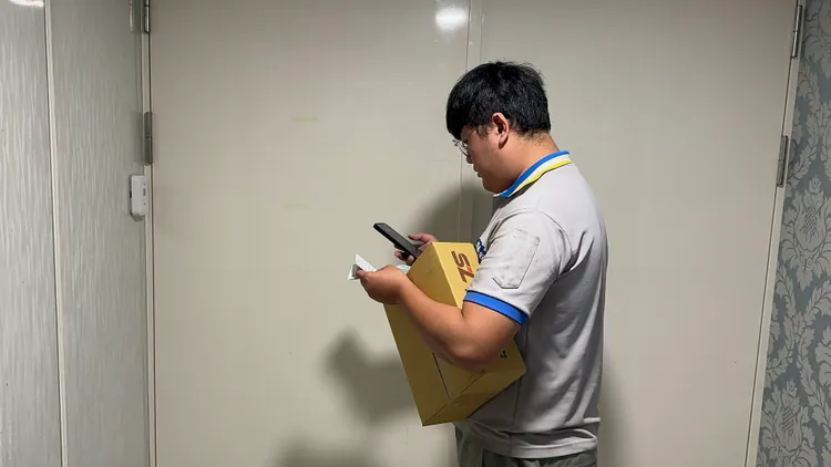 光澤醫美診所目前配合衛生局稽查，大門深鎖，就算宅配來送貨也一概不開門。特勤中心攝