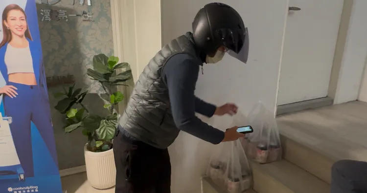 下午3點多，外送員外送下午茶點心至診所外，被診所人員要求放置外面樓梯上。特勤中心攝