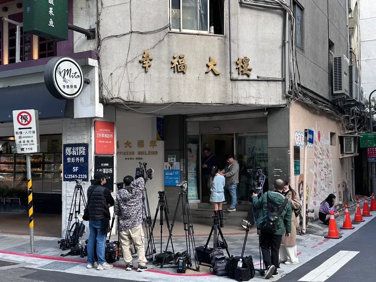 光澤醫美診所外，各家媒體記者在外守候。特勤中心攝