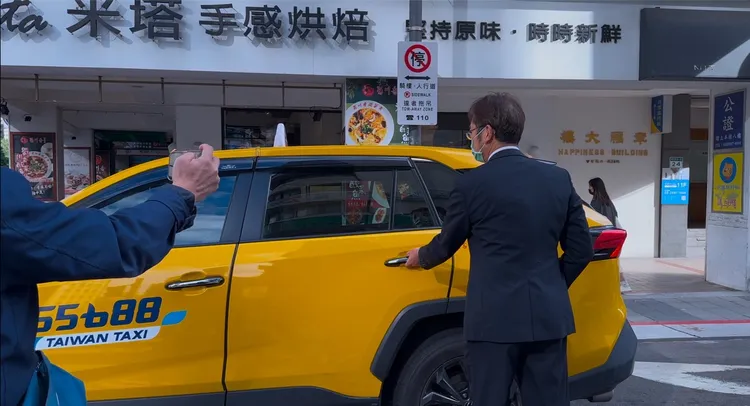 面對記者提問，光澤診所主管快閃狼狽坐上計程車離去。特勤中心攝