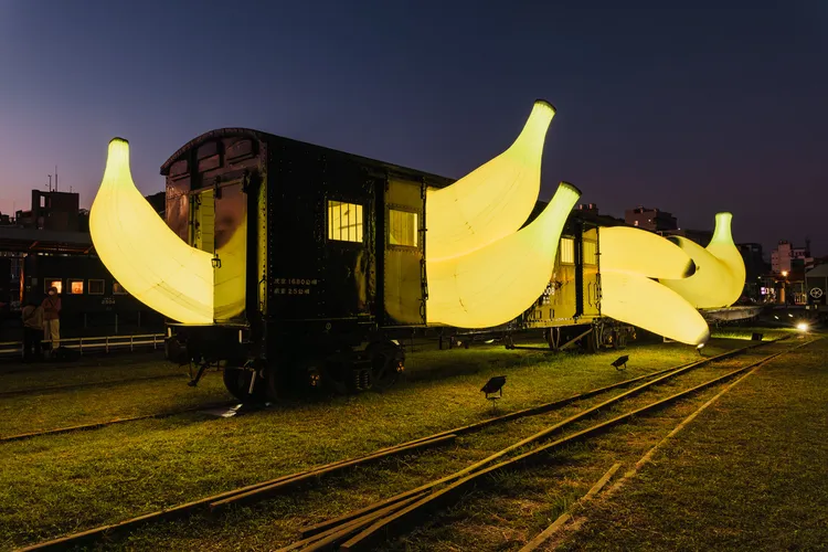 巨大香蕉裝置呼應高雄港運業及物產特色。文化局提供