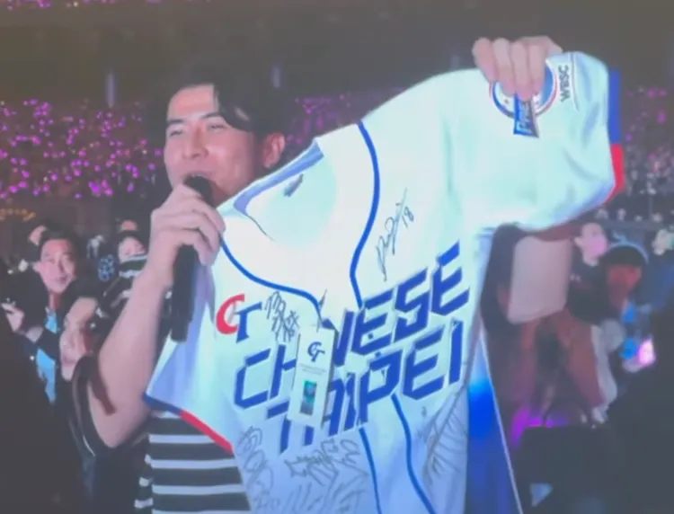 陳傑憲帶了中華隊簽名球衣要送周董。圖／讀者提供