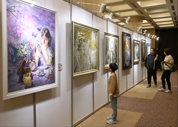 現場陳列得獎作品，大小畫家相互觀摩！《圖/國泰金控提供》
