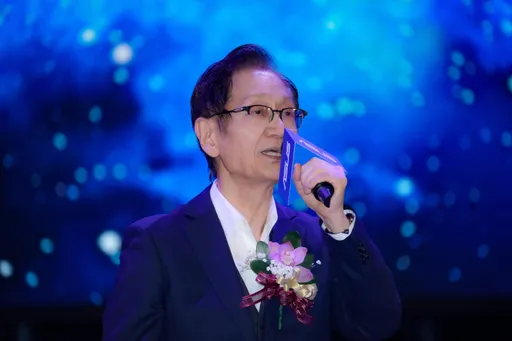 华硕尾牙席开800桌 施崇棠:机器人如火如荼进行中