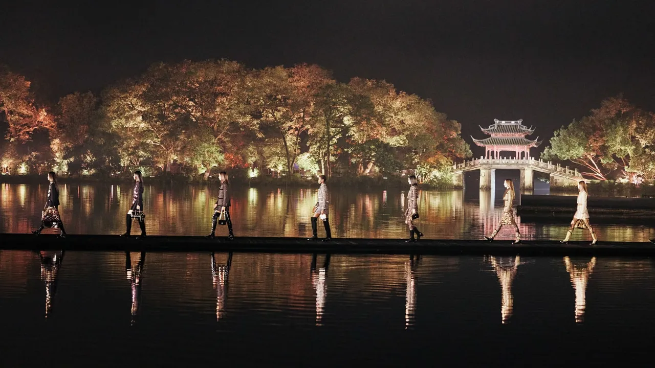 香奈兒在杭州西湖畔發表2024/25 Métiers d’art工坊系列。品牌提供