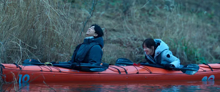 孔劉（左）、徐玄振劇中划輕艇，透露拍攝的故事。翻攝Netflix