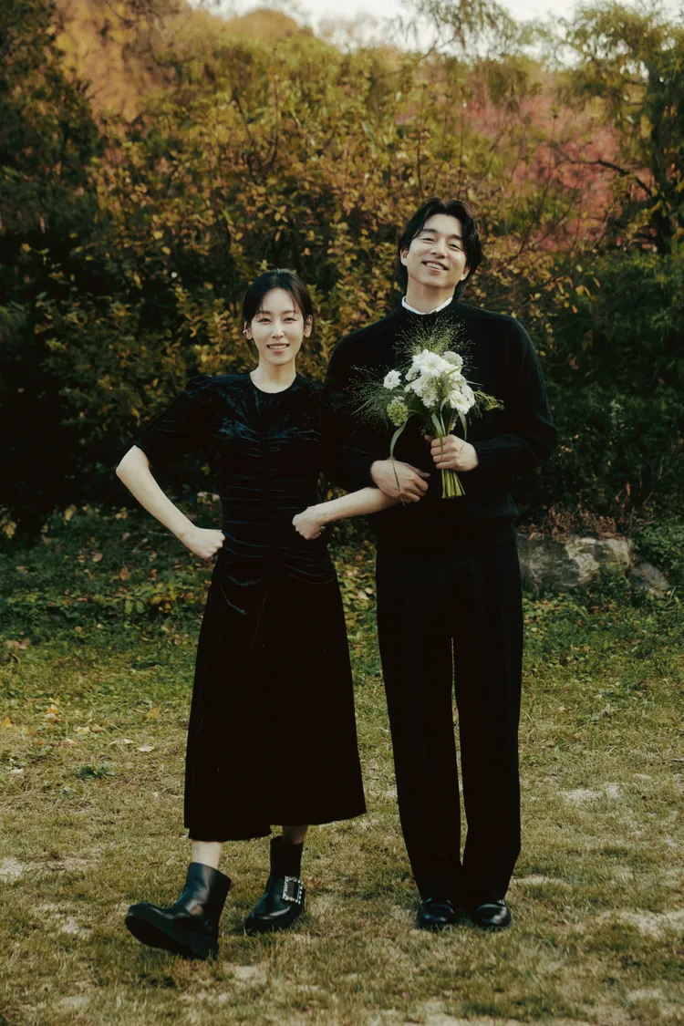 徐玄振（左）、孔劉好默契延續到戲外，受訪時不時互相吐槽，互動熱絡可愛。Netflix提供