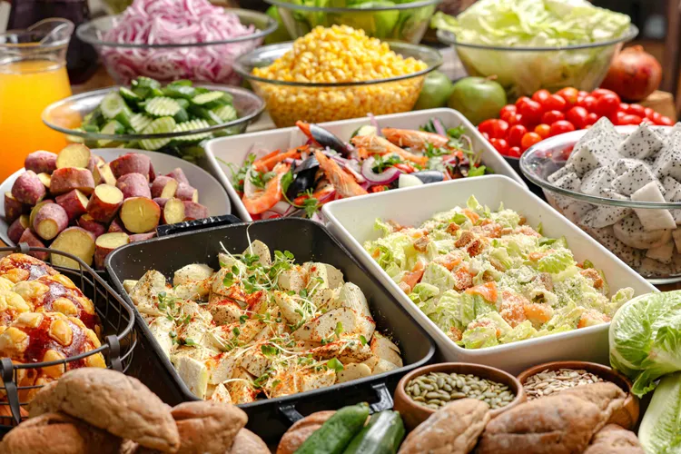 聖誕全自助饗宴，每位880元即可享用精緻冷盤﹑風味熱食、蔬食吧、哈根達斯冰淇淋吃到飽，還有軟性飲品、熱紅酒無限暢飲。業者提供