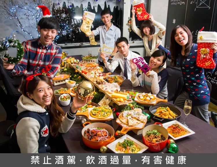 搭配應景聖誕裝飾與濃厚的節慶氛圍中，盡享佳節美饌、與親友共度美好「食」光。業者提供