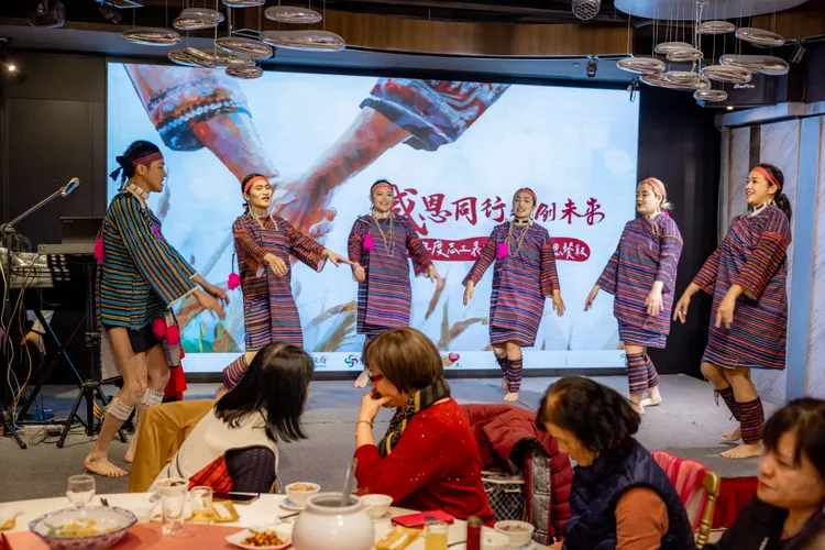 一年一度「志工感恩餐敘」邀請傳源文化藝術團表演。原民局提供