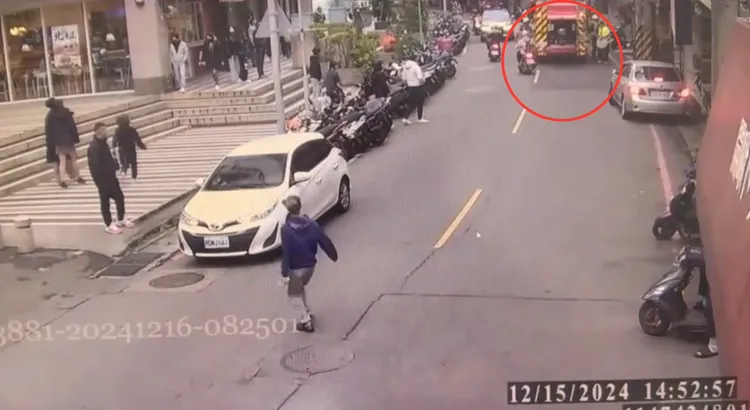 救護車趕抵將3名燒燙傷男子送醫，經警方調查，原來是借錢不成引起的縱火案。翻攝畫面