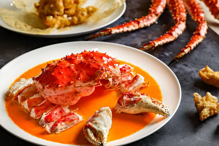 晶華軒的「鱈場蟹三吃」饗宴，內容包含陳年花雕蒸鱈場蟹、油鹽蟹身以及鱈蟹西施泡飯，每組3萬2800元。業者提供