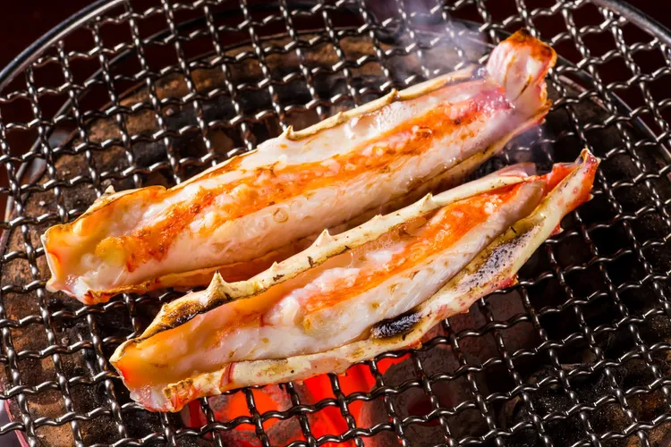 三燔「頂級鱈場蟹四吃盛宴」中的炭烤鱈場蟹腳是以鱈場蟹腳後段、肉質厚實飽滿，以熱度均勻的炭火慢烤而成，香氣迷人。業者提供