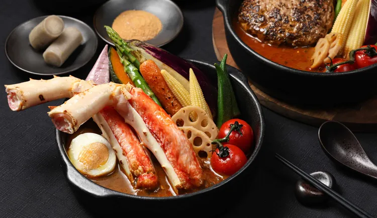 三燔「頂級鱈場蟹四吃盛宴」中的鱈場蟹咖哩鍋，有別於以往日式咖哩，湯底選以運用上千隻蝦頭及數十種香料熬製的蝦味咖哩，涮煮出極鮮的完美溫潤滋味。業者提供