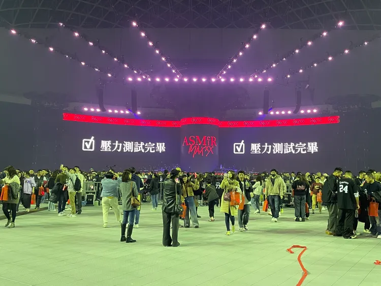 張惠妹成功唱完整場《三天三夜》後，大螢幕顯示「壓力測試完畢」，讓人會心一笑。讀者提供