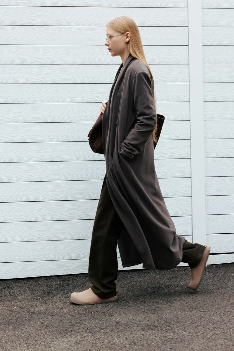 搭配西裝套裝也能駕馭俐落形象。品牌提供