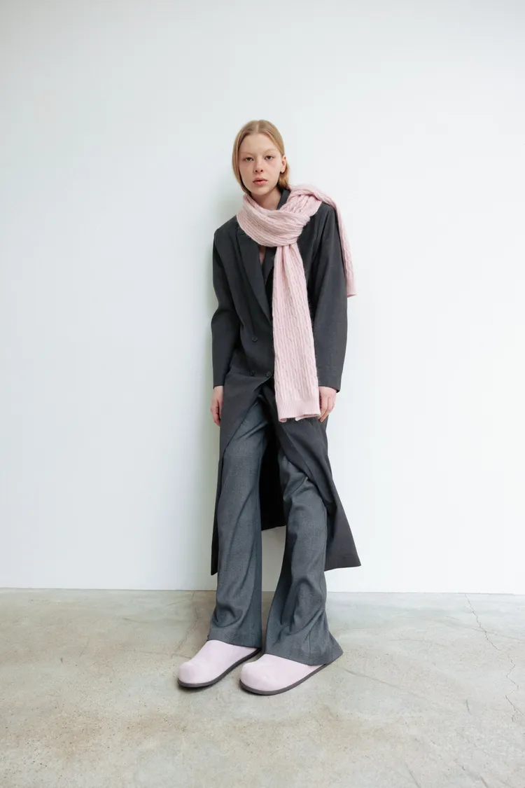 鞋款以時髦圓弧鞋型散發慵懶時尚氛圍。品牌提供