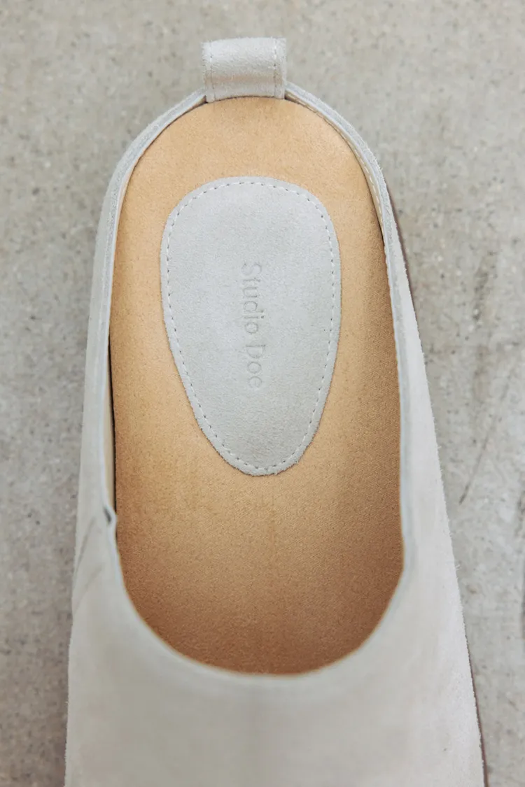 鞋面外層為質感頭層牛皮，內層腳背接觸面為細緻羊皮。品牌提供