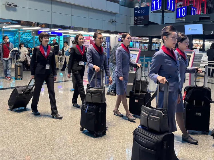 今後可依個人意願或工作內容於執勤時選擇穿著褲裝或裙裝制服。華航提供