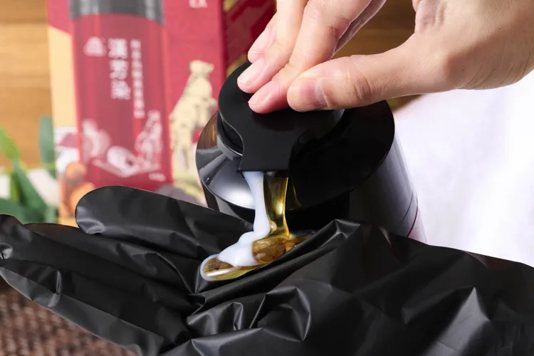 ▲ 按出來就能立刻染髮，塗抹在乾髮上，等3分鐘後沖洗就完成。