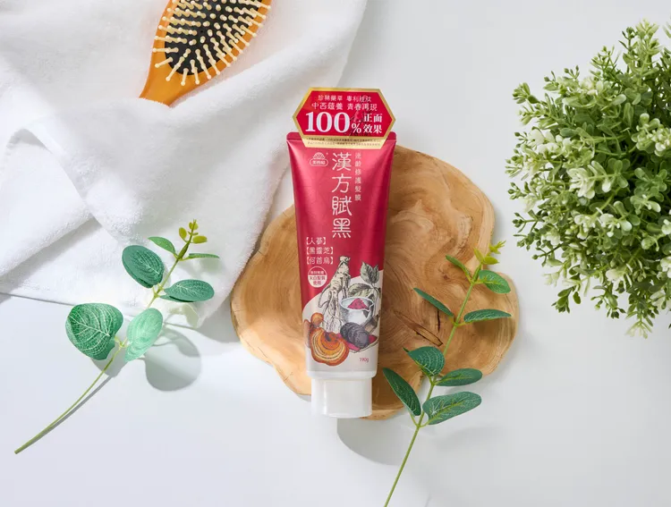 ▲ 染髮後搭配「漢方賦黑髮膜」深層護髮，幫助鎖色，髮絲超柔順。