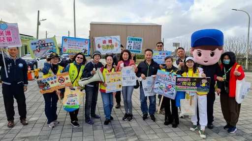 春節遊竹圍漁港 大園警製作QR碼提袋提供替代道路資訊