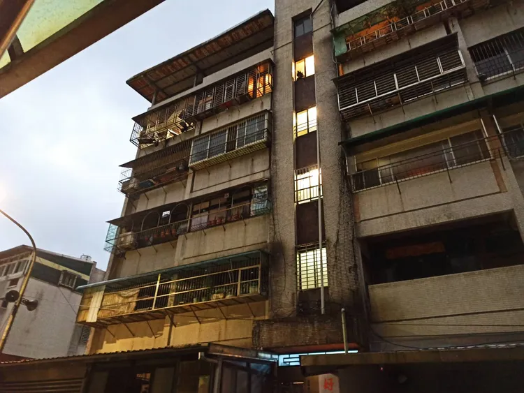 男子在情緒失控在陽台點火。翻攝照片