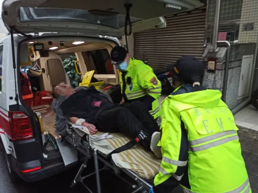 基隆男突暴走!亂丟東西加「點汽油」火燒陽台 警消對峙3hr強制送醫