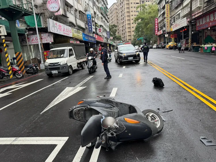 騎士全身多處擦傷送醫。警方提供