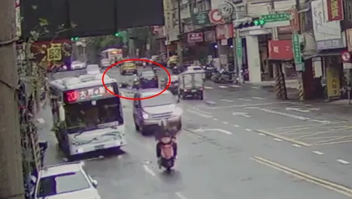 23歲小客車駕駛撞倒73歲騎士逃逸　到案稱：不知撞到人