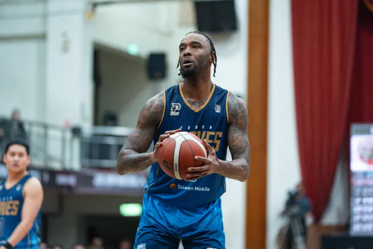 摩爾特力投進關鍵中距離。PLG