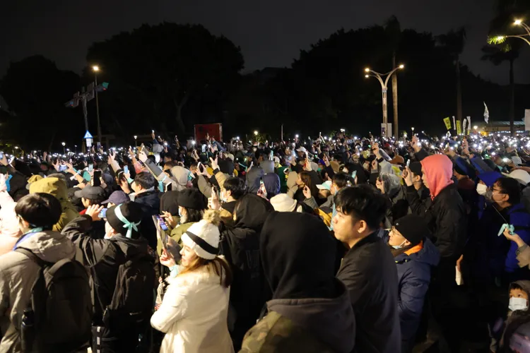 民眾黨支持者昨（11）日於自由廣場集結，聲援柯文哲。李俊毅攝