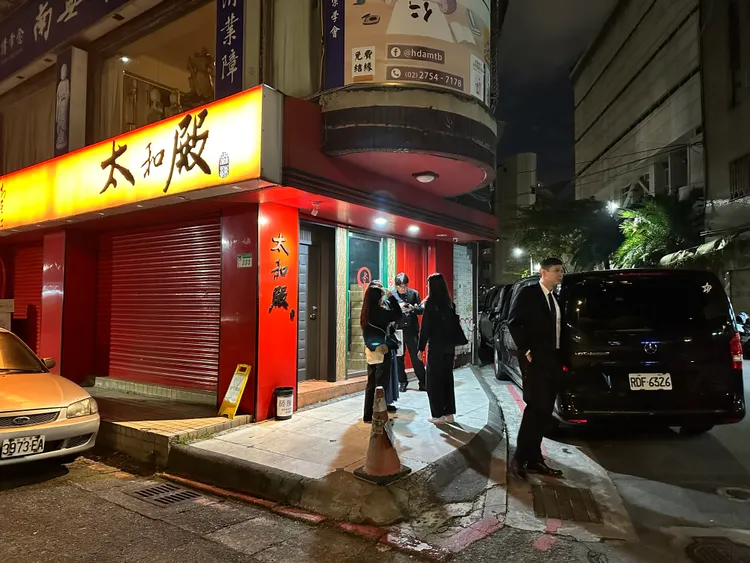 韓國男神玄彬率演員朴勳、導演禹民鎬和製作人金元國到「太和殿」麻辣火鍋慶功。特勤中心攝