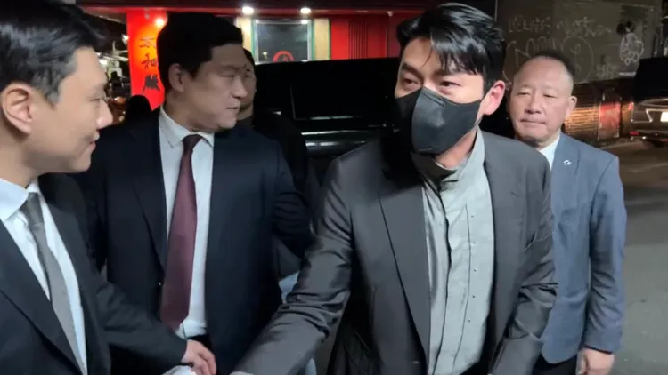 凌晨12點，玄彬面紅耳赤步出太和殿，一一跟粉絲們握手。特勤中心攝