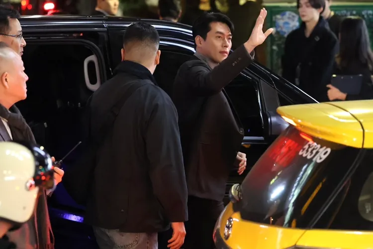 玄彬抵達西門町國賓戲院造成轟動揮手致意。特勤中心攝