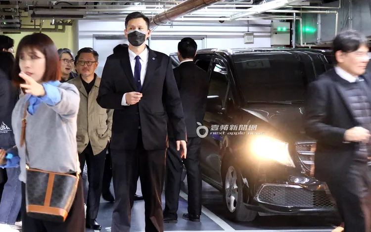 玄彬回君悅飯店休息，晚間再到遠百信義A13松仁威秀影城停留40分鐘。特勤中心攝