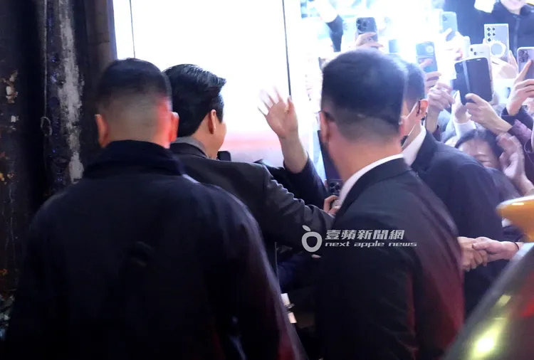 玄彬到西門國賓影城，上樓前親切與粉絲握手，現場尖叫聲四起。特勤中心攝