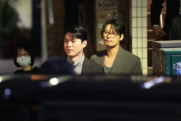 玄彬（左）與朴勳一前一後準備上車。特勤中心攝