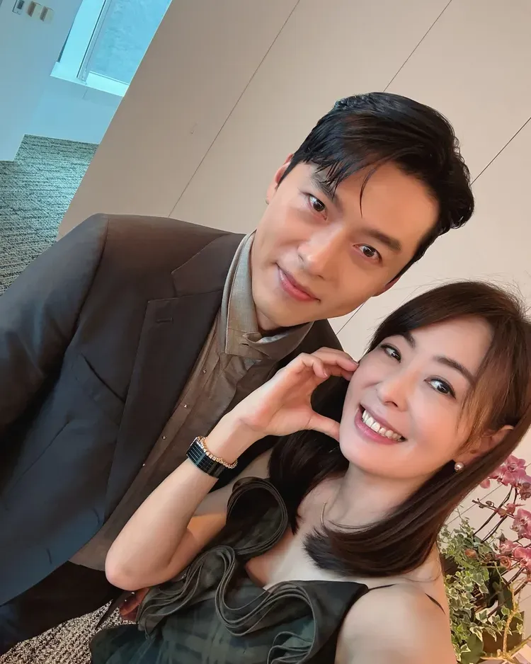 賈永婕寒冬穿細肩帶洋裝比臉頰愛心，與男神玄彬在台北101辦公室甜蜜自拍。翻攝賈永婕臉書