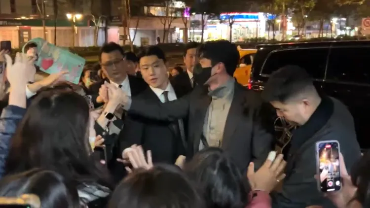 凌晨玄彬在太和殿餐廳外跟粉絲握手，抽到義美巧克力泡芙和小卡片紅包袋。特勤中心攝