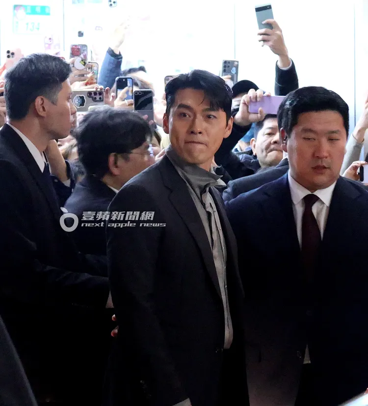 玄彬眼睛環繞四周，深怕漏打招呼。特勤中心攝