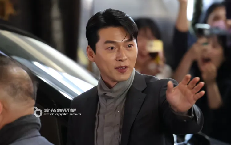 結束電影《哈爾濱》的宣傳活動，玄彬走下樓再度與粉絲道別。特勤中心攝