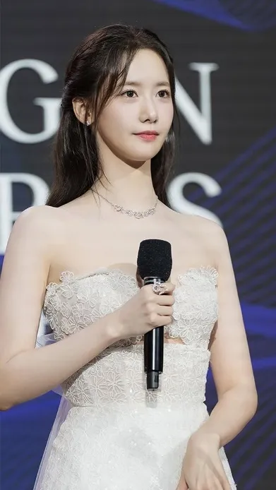 潤娥將佩戴Qeelin珠寶離開《MBC歌謠大祭典》主持舞台。品牌提供