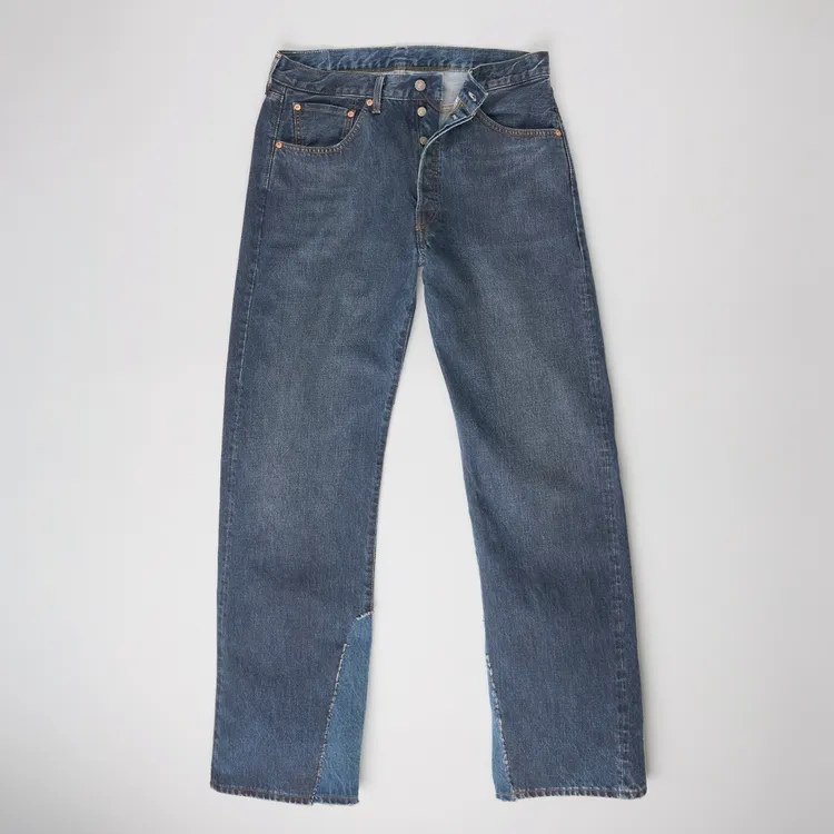 Levi's 「LVC x A Complete Unknown」聯名系列1955年501靴型拼接丹寧褲，1萬6990元。品牌提供
