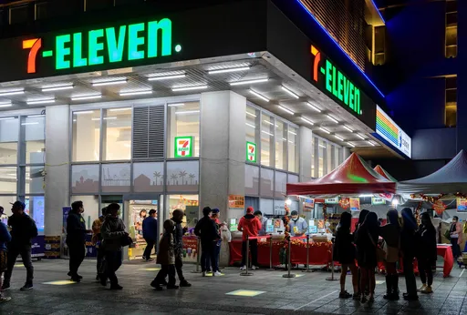 血汗大夜班!抱病扛到早上9點 加盟主無情攤手:那是你的工作