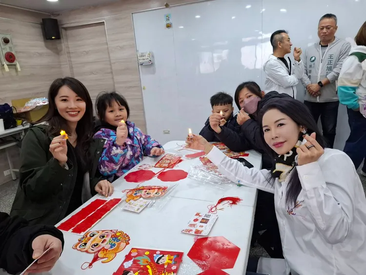 今年「暖心遞愛過好年」活動中，特別注重孩子們的參與，鼓勵他們製作屬於自己的過年燈籠。翻攝照片